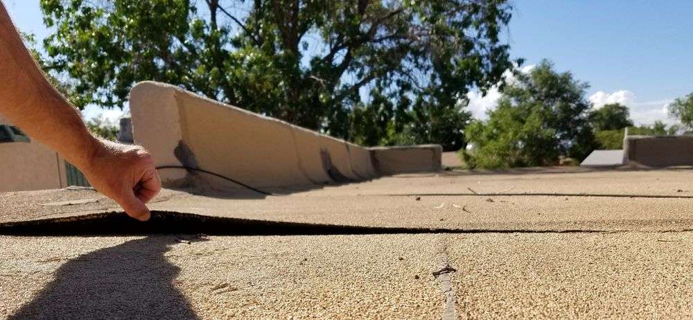 Losliggend dakleer op plat dak in Pijnacker